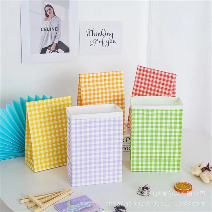 Pequenos sacos de papel coloridos para doces